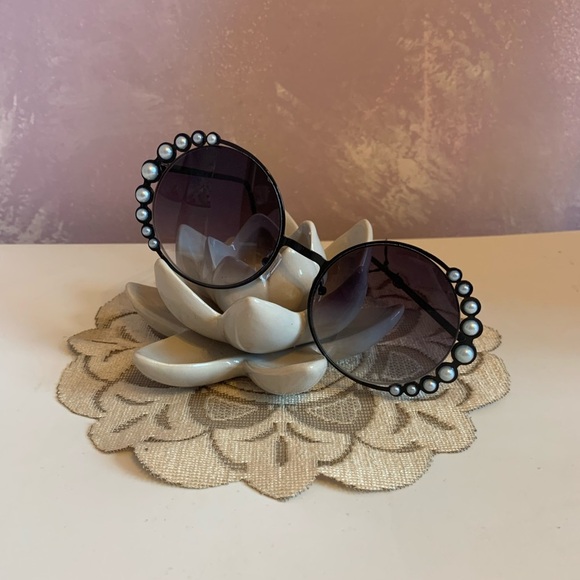 😎Sunglasses w/ Pearl Rim - Picture 2 of 8